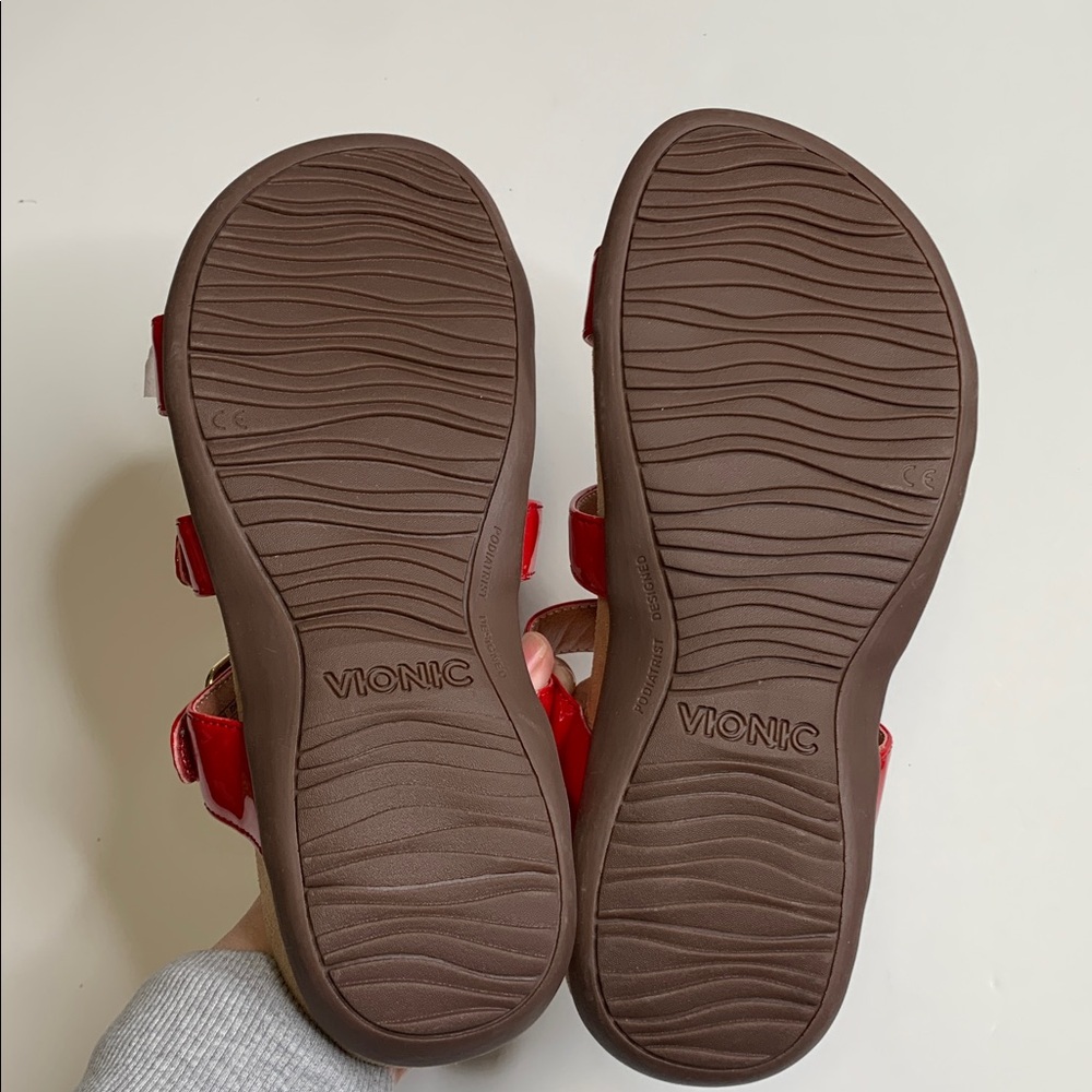New Vionic Sandals Red Gold Strappy Slip On Patent Leather Sz 9 Wide - Picture 6 of 6
